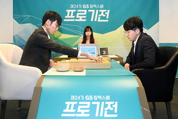 '디펜딩챔피언' 신진서, 96수만에 김지석 꺾고 GS칼텍스배 결승 선승