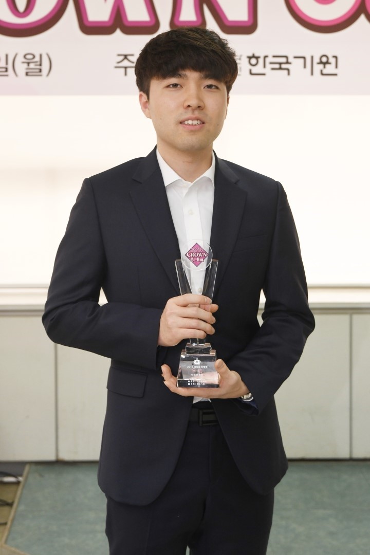 박하민, 크라운해태배 우승 트로피를 들어올렸다!