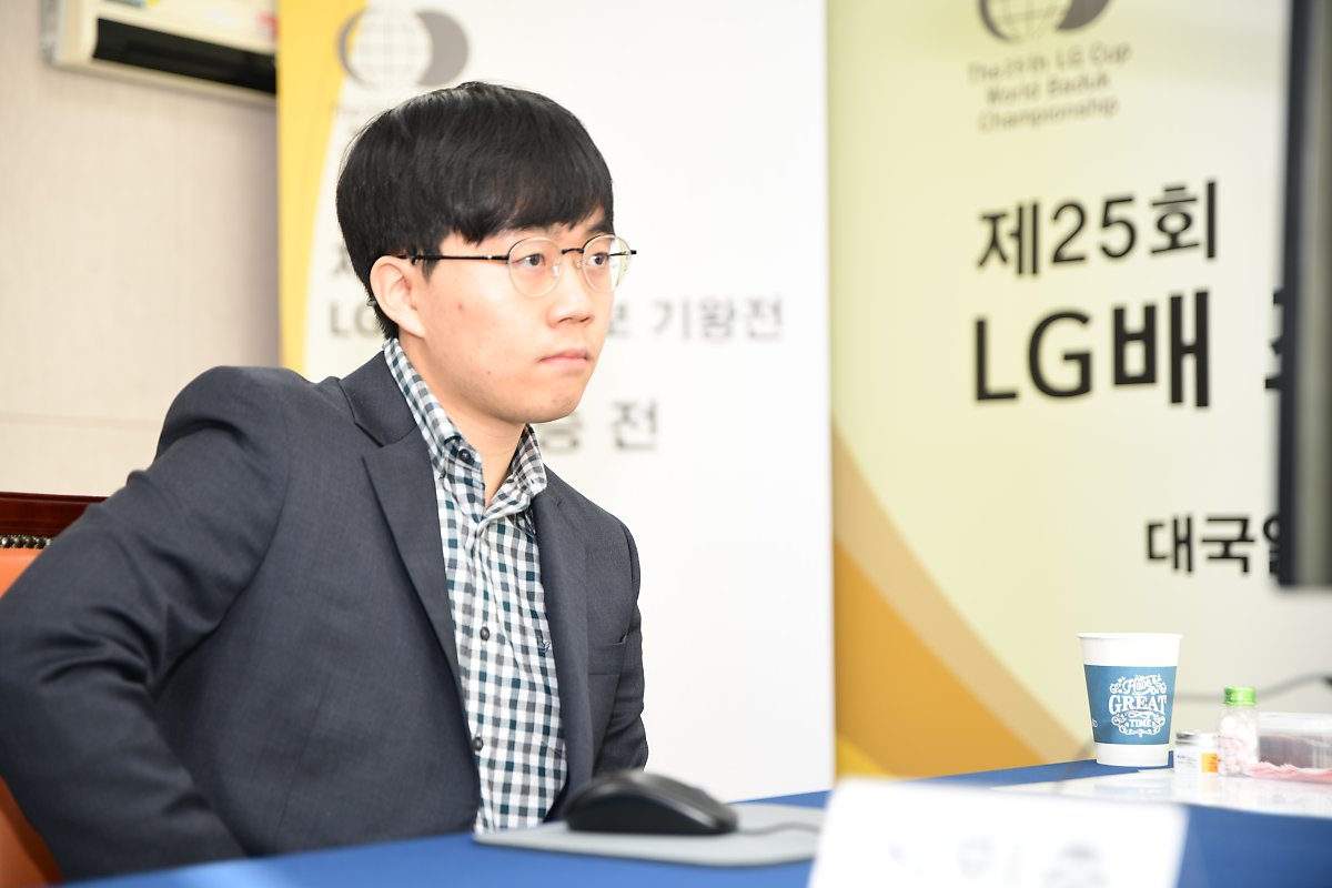 2021년! 그 어느때보다 남다른 저력을 입증하며 바둑계에서 ‘대세남’으로 떠오른 4인방이 있습니다! 물오른 활약으로 바둑팬들의 마음을 무장해제 시킨 4인방을 한 명씩 소개해볼까요?